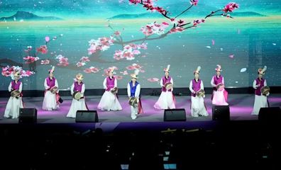 多國藝術(shù)團(tuán)隊(duì)共譜青春樂章，舞臺藝術(shù)造型點(diǎn)亮新都之夜——記“成都國際友城青年音樂會”